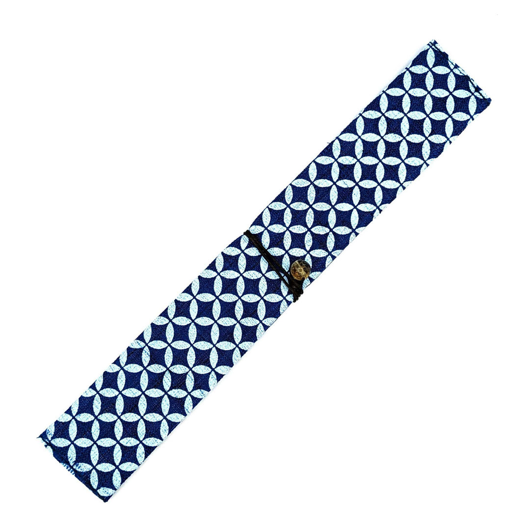 Portable chopstick bag with a traditional fabric design. Holds chopsticks up to 25 cm and closes with a button.